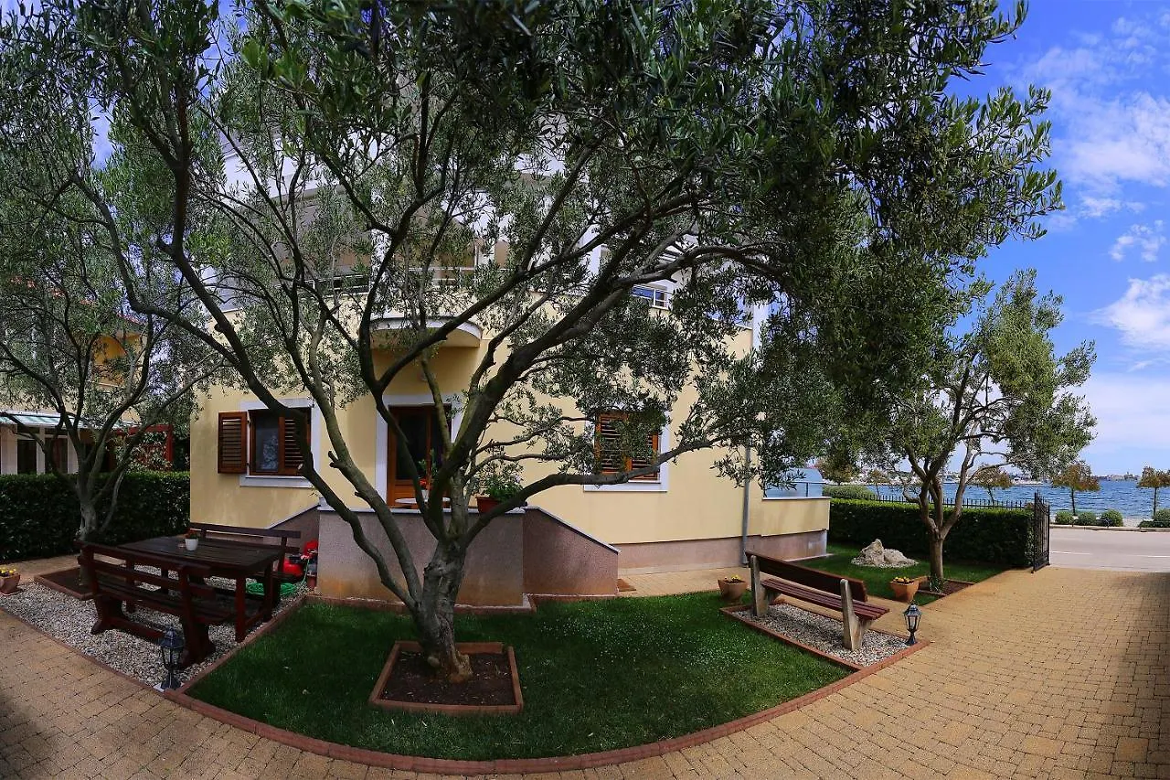 Villa Ivana B&B ザダル 3*,